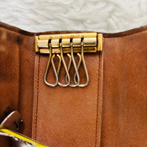 Louis Vuitton Monogram Leather Vintage 4 Hooks Key Holder - Picture 10 of 16